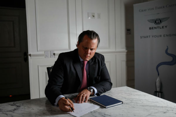 Charles se puso al frente de la empresa que fabrica instrumentos de escritura, tras la muerte de su padre. FOTO: NAYELI CRUZ