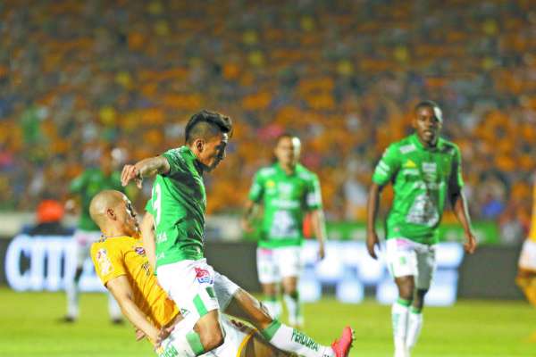 Mena tuvo varias opciones en la ida ante Tigres, pero no anduvo fino. FOTO: ESPECIAL