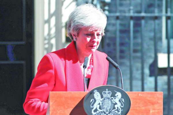 Con la voz quebrada, Theresa May anunció su dimisión al no poder concretar un divorcio ordenado. FOTO: AP