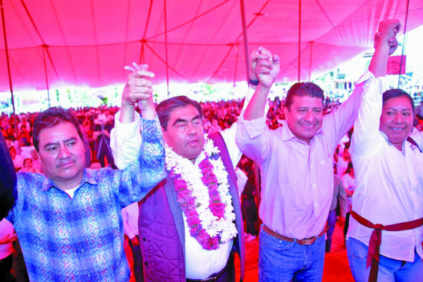 El abanderado de Morena, Miguel Barbosa, garantizó un gobierno comprometido. FOTO: Claudia Espinoza