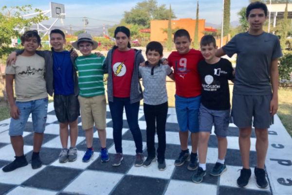 El equipo de niños realiza una campaña para juntar recursos para poder participar en las olimpiadas en el país africano.