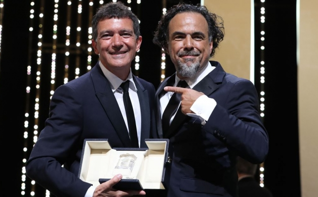 Iñárritu le entregó la Palma de Oro a Antonio Banderas. Foto: Especial
