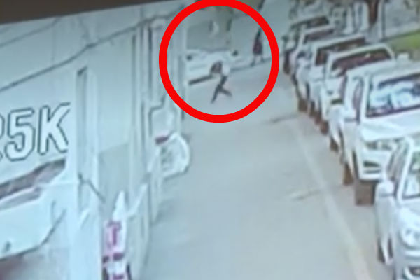 un pequeño niño se cayó del quinto piso de un edificio en China, sin embargo un hombre pudo salvarlo.