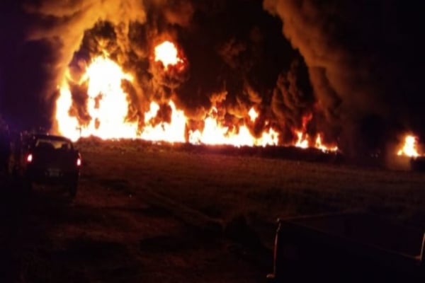 Incendio en ducto de Pemex. Foto: Especial.