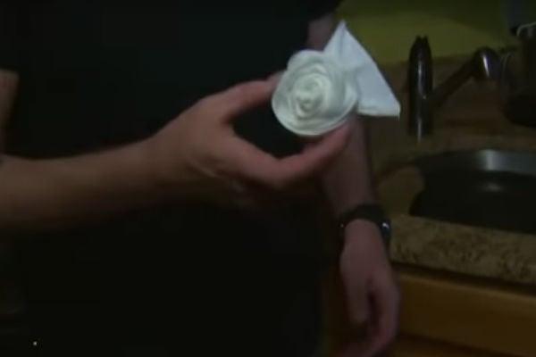 El hombre encontró sobre el rollo de papel higiénico del baño de su casa un origami en forma de una rosa hecha con el mismo material