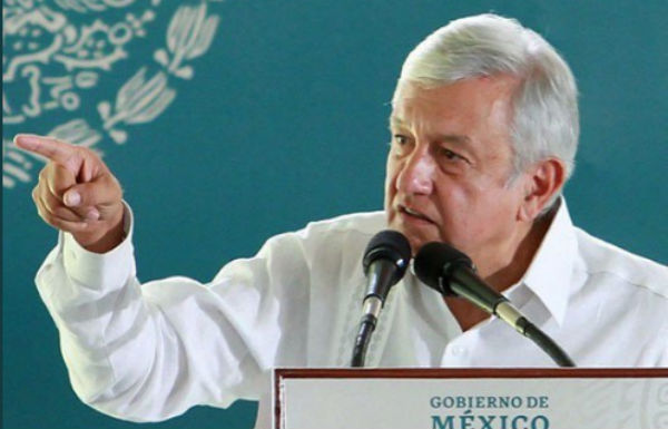 En la entrega de los Programas Integrales para el Bienestar, el mandatario señaló que los proveedores quieren jugar a las vencidas. FOTO: ESPECIAL
