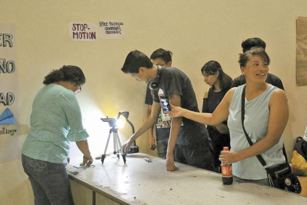 Jóvenes de Santiago Tepalcatlalpan realizan un trabajo de animación. FOTO: ESPECIAL