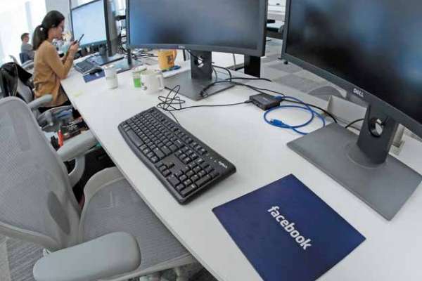Trabajadores de Facebook recibirán mejores sueldos por estar sometidos a revisar material violento. Foto: AP