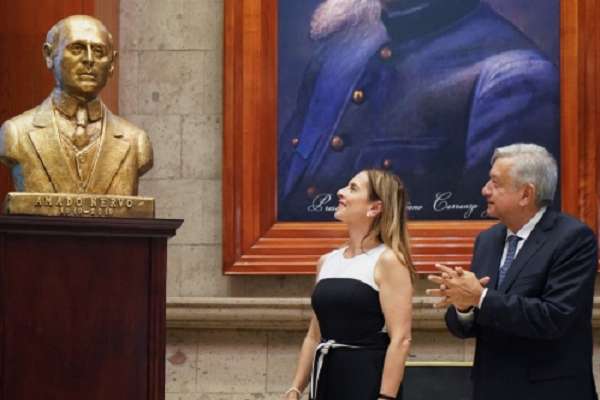 López Obrador apuntó que Amado Nervo, es “uno de los escritores más conocidos en la historia de la literatura mexicana”, y que tuvo que marcharse para continuar su preparación escolar, pero “siempre llevó a Nayarit, cercano, prendido a su corazón”. Foto: Especial