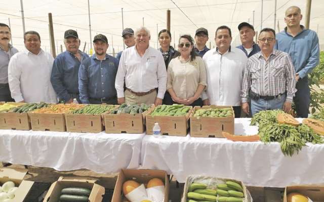 El titular de la Sader, Víctor M. Villalobos (al centro), con miembros de la Cites.FOTO: ESPECIAL