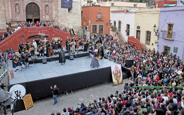 La Plaza San Roque fue el escenario donde inició la escenificación de los Entremeses cervantinos. FOTO: ESPECIAL