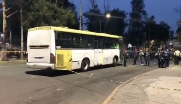 El cuerpo de la mujer quedó a bordo de la unidad luego de ser herida de muerte. FOTO: ESPECIAL
