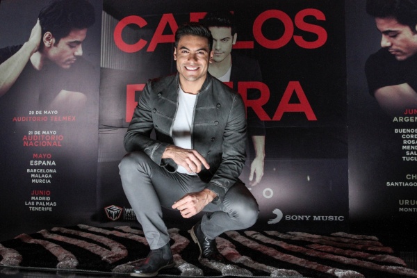 Carlos Rivera en una presentación frente a cámaras.