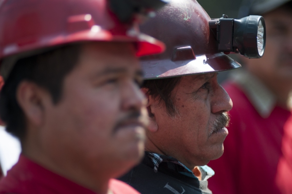 Dos mineros de perfil usando cascos