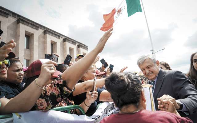 López Obrador fue abordado por decenas de coahuilenses en Piedras Negras.FOTO: CUARTOSCURO