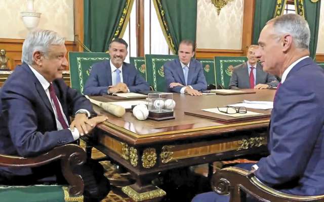 HOME RUN. El Presidente recibió al comisionado de beisbol de las Grandes Ligas, Rob Manfred. Foto: Especial