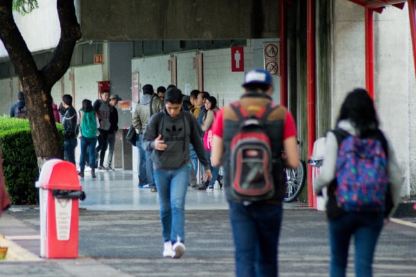 Alumnos regresan a clases después de huelga