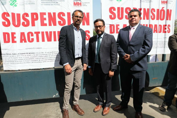 El alcalde Víctor Romo estuvo en la colocación de sellos de suspensión de actividades a una empresa cervecera.
Foto: De Twitter @vromog