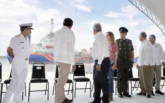 Los miembros del
presídium
admiraron
uno de los
barcos de
la zona.FOTO: ESPECIAL
