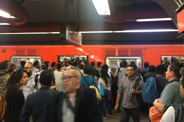 Usuarios denunciaron que hubo retraso de hasta 15 minutos en la Línea A. Foto: Archivo |
@metamorfeo