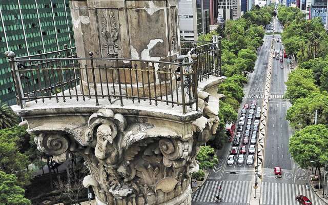 El mirador de la columna y la estructura de sostenimiento tienen desgastes, grietas y aberturas.FOTO: VÍCTOR GAHBLER