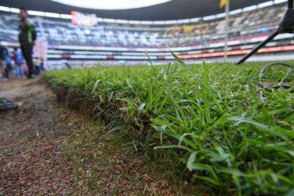 Las condiciones de la cancha del Estadio Azteca son muy malas. FOTO: ARCHIVO HERALDO