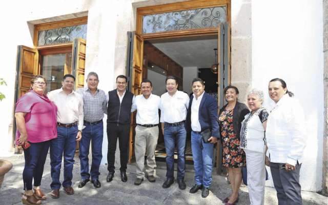 Juan Zepeda,
Carlos Torres
y Ricardo
Gallardo se
reunieron ayer
con Mario
Delgado,
coordinador
de los diputados morenistas. FOTO: ESPECIAL