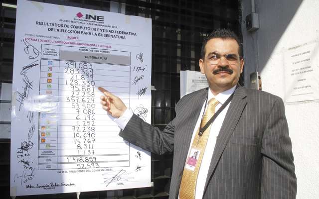 Joaquín Rubio colocó la manta
que muestra los resultados del conteo de votos. FOTO: ESPECIAL
