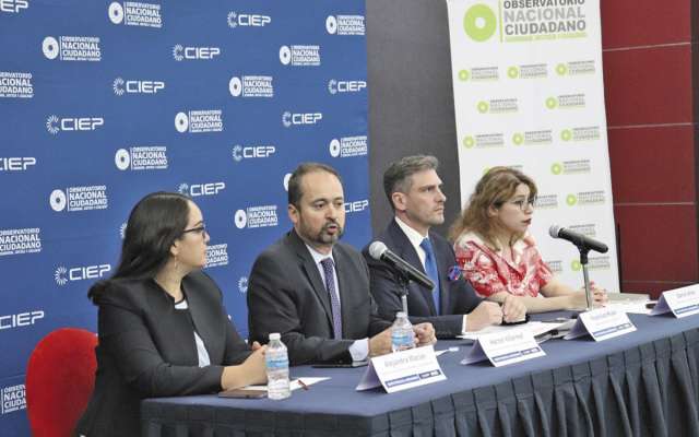 Francisco Rivas y su equipo
presentaron el informe sobre gasto en seguridad.FOTO: ESPECIAL