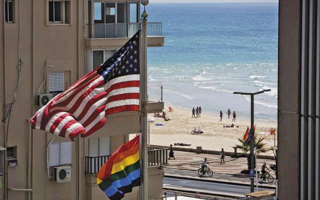 Embajadas
de EU solían
ondear la
bandera
multicolor.
En la foto, la
embajada en
Tel Aviv. FOTO: ESPECIAL