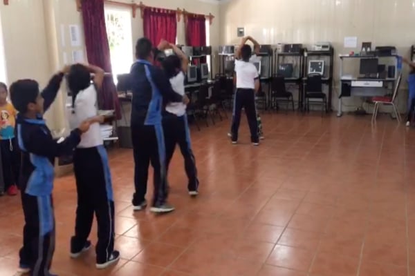 Niños de primaria bailan cumbias.