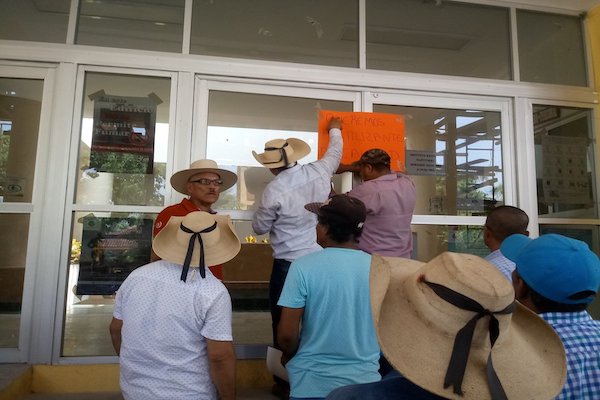 Campesinos-San-Miguel-Totolapan-Guerrero-fertilizante