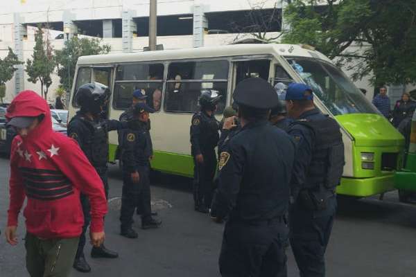 En el lugar fueron arrestadas las personas que viajaban en un microbús y que transportaba a seis personas, mientras que en el otro viajaban 15 . FOTO: ESPECIAL