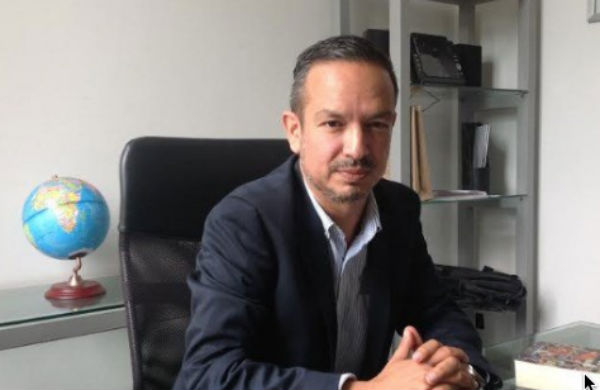 Luis Cisneros Quirarte, presentó una iniciativa para que se implementen medidas que brinden mayor privacidad a los usuarios entre ventanillas. FOTO: ESPECIAL