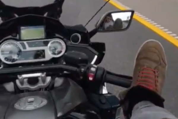 youtuber-moto-pies
