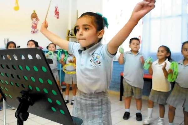 Esta niña siente una gran pasión por la música, siempre busca que suene mejor. Foto: Especial