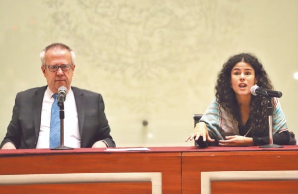 Carlos Urzúa y Luisa María Alcalde informaron sobre la duplicidad de funciones identicadas en cargos públicos. Foto: Víctor Gahbler