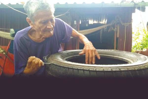 Mariano López corta la llanta de acuerdo con la cantidad de suelas que elaborará en su taller de huaraches, en Juchitán, Oaxaca. Foto: José Luis López