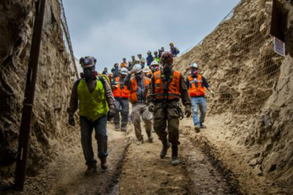 Otro minero permanece sepultado tras el derrumbe. Foto: AP.