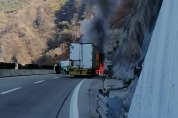 incendio de trailer en carretera