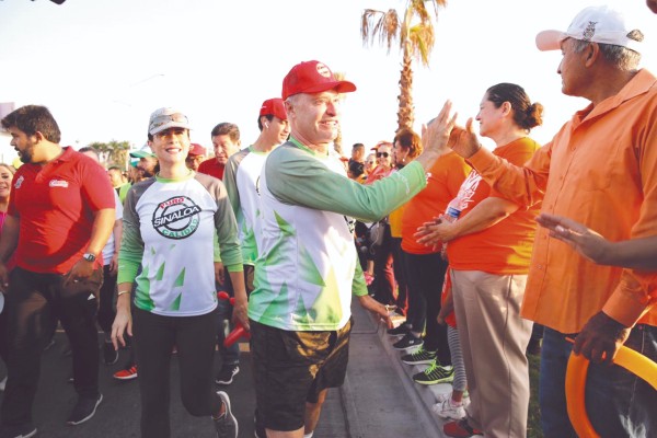 Quirino Ordaz y su esposa, Rosy Fuentes de Ordaz, encabezaron el recorrido. Foto: Especial