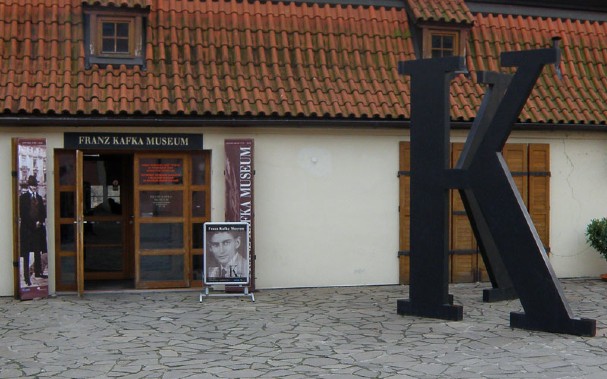 Franz Kafka escribió Carta al padre, en el que se aprecia el irreparable vínculo que mantenía con su progenitor, algunas de sus obras se encuentran en este sitio, en Praga. Foto: Especial