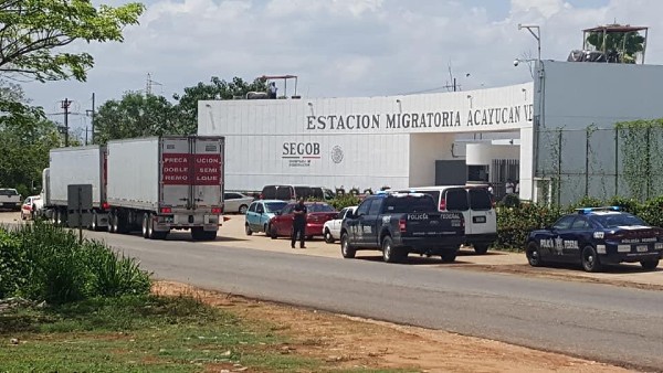Elementos de la Policía Federal y del Instituto Nacional de Migración detuvieron el sábado al menos cuatro tráileres de doble caja que transportaban migrantes irregulares. Foto: Especial