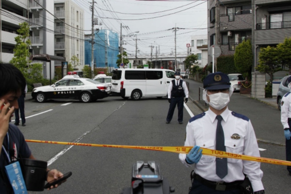 Hombre apuñala a policía en Japón