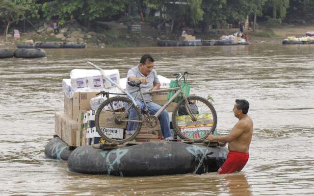 Migrantes atraviesan el río Suchiate; los llevan balseros guatemaltecos. FOTOS: MARCOPOLO HEAM