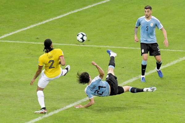 Cavani marcó el segundo, el más bonito del partido. Foto: Reuters