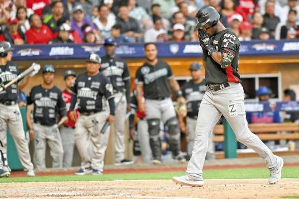 El pítcher ganador fue Edgar González. Foto: Víctor Gahbler