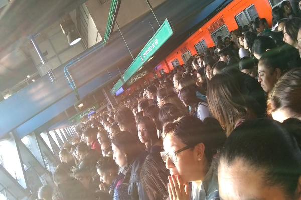 El Metro pidió a los usuarios tomar previsiones. Foto: mx_rosanegra