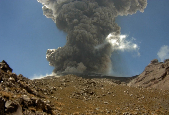 Este lunes, el volcán Popocatépetl ha registrado tres explosiones desde muy temprano. Foto Cenapred