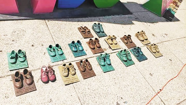 El sábado pasado se denunció el robo de ocho pares de zapatos en bronce, símbolo de la tragedia en la Guardería ABC. Foto: Especial